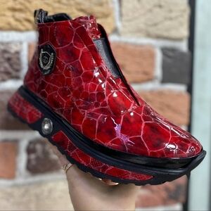 Red Crocodile Pattern Sneakers
